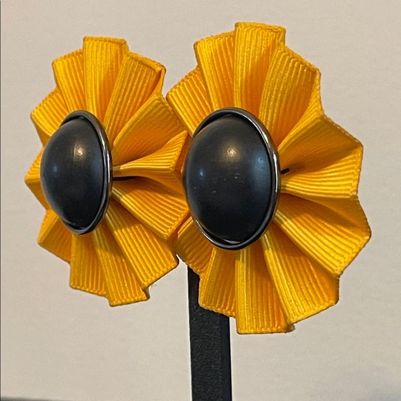 *RARE* Les Bernard Oversized Pleated Yellow Ribbon Sunflower Clip-on Earrings - Picture 4 of 7